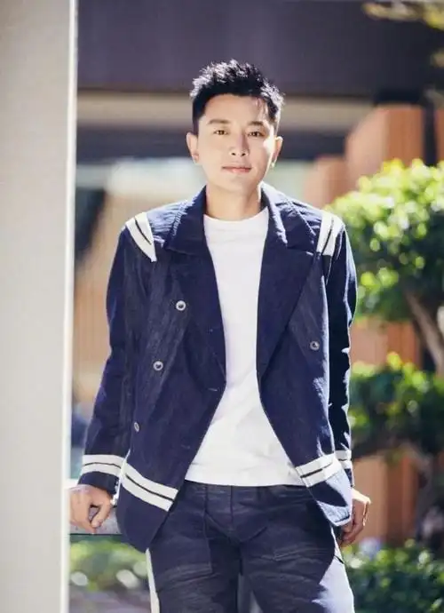 贾乃亮的寸头发型,看起来真是阳刚帅气,不过令人好奇他到底经历了什么