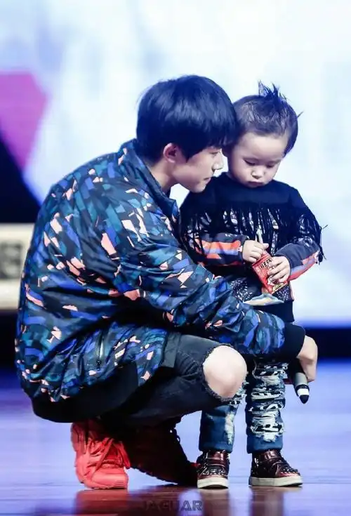 易烊千玺抱胖虎女儿