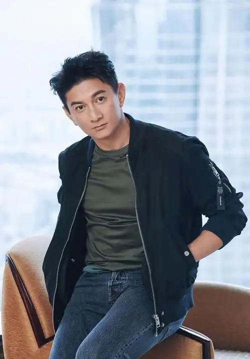 50岁吴奇隆胖到不敢认!脸部浮肿双鬓花白,谁还认得出?