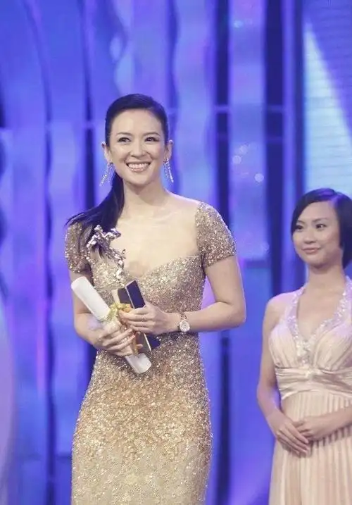 章子怡真是尤物姐姐穿香槟金连衣裙气质惊艳哪像生过两娃