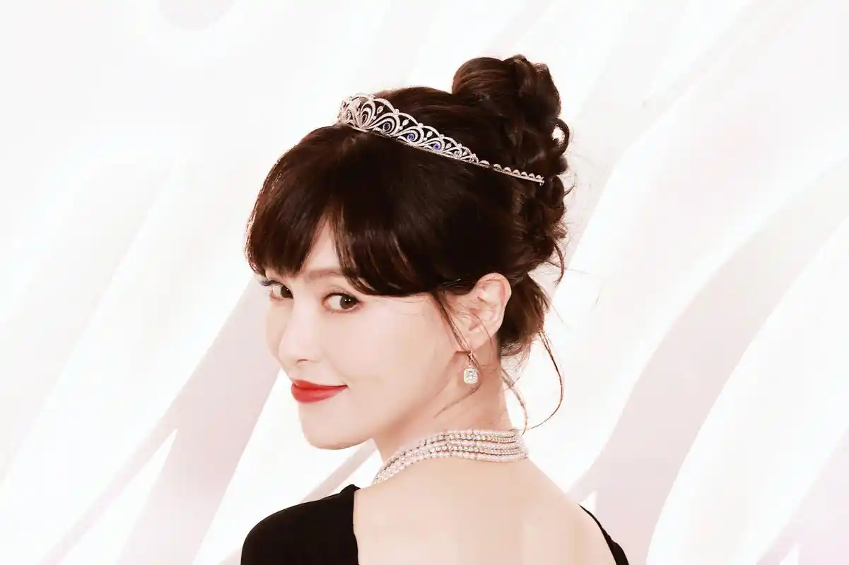 唐嫣惊艳亮相品牌活动,黑色露背长裙搭配珍珠项链和皇冠!