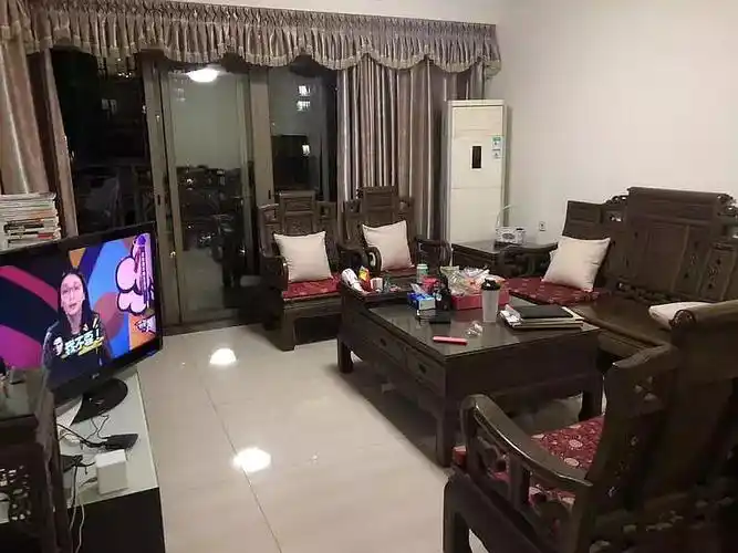 噢!电视调成这个角度是为了边看电视边打火锅!