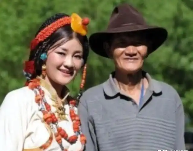 歌手降央卓玛:因丈夫高颜值疯狂倒追,婚后生3胎,如今幸福美满