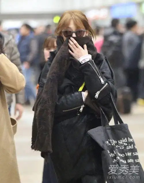 郑爽彻底放飞自我 私服搭配all black