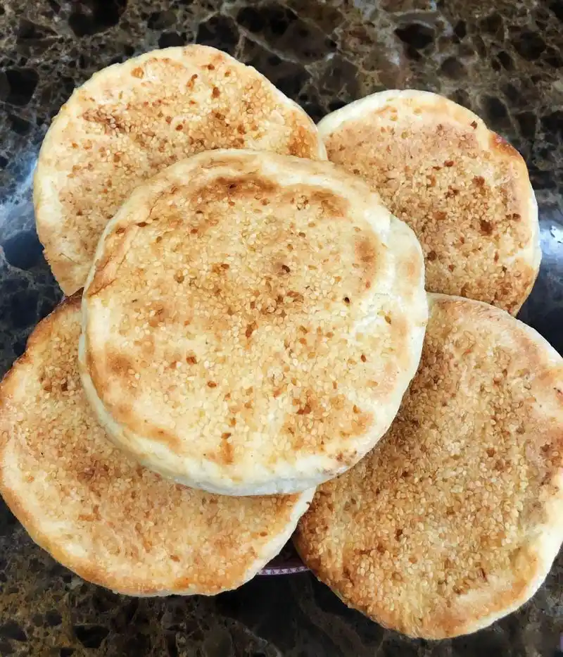 登封烧饼又称焦盖烧饼,是河南登封传统名点.