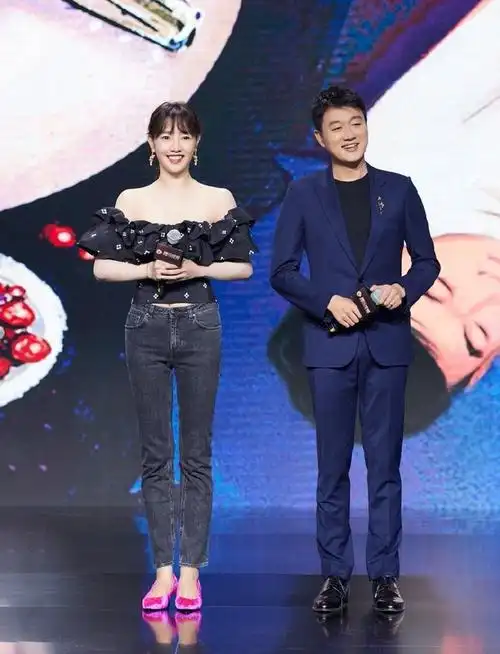 白百何对身高挺自信穿双芭蕾舞鞋和佟大为同框看着差不多高