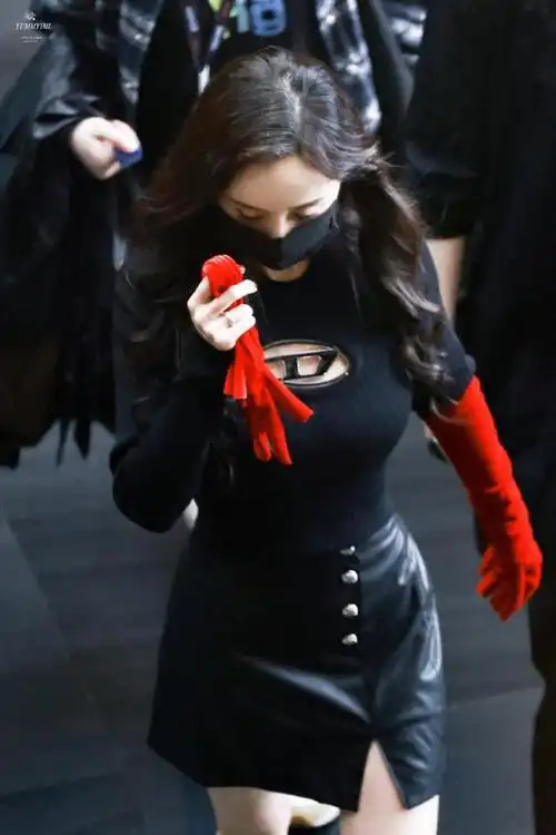 杨幂私服绝了胸前镂空展现性感红手套简直是画龙点睛