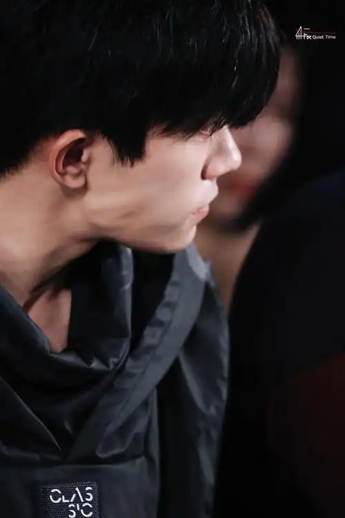 tfboys分享210516搞点性感的易烊千玺看看吧玺子哥的咬肌真的绝了