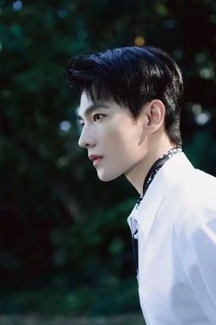 杨洋最新营业照释出,光影之间,清新复古帅气!