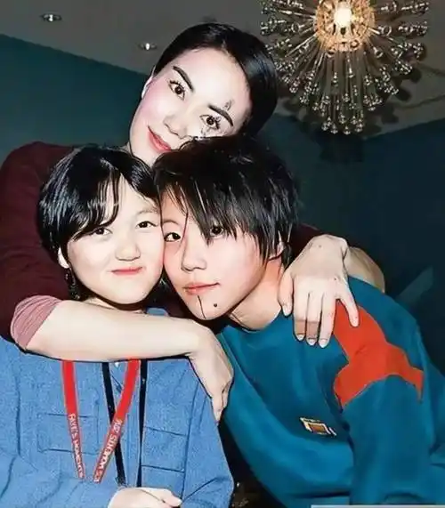 窦靖童留长发很惊艳,颜值遗传王菲,和窦佳嫄李嫣李夏成四朵金花_音乐