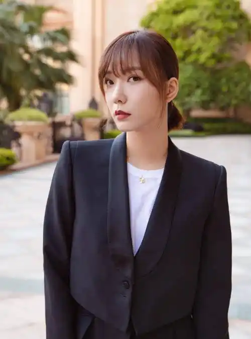 为王珞丹打call,一身拼接西装配暗红色口红,气场太强大了_黑色_时尚