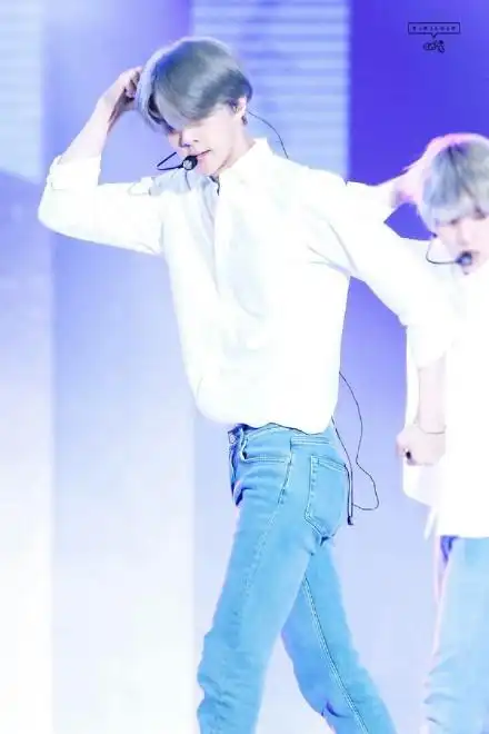 吴世勋银发白衬衫合集,小吴同学跳舞的时候太好看了