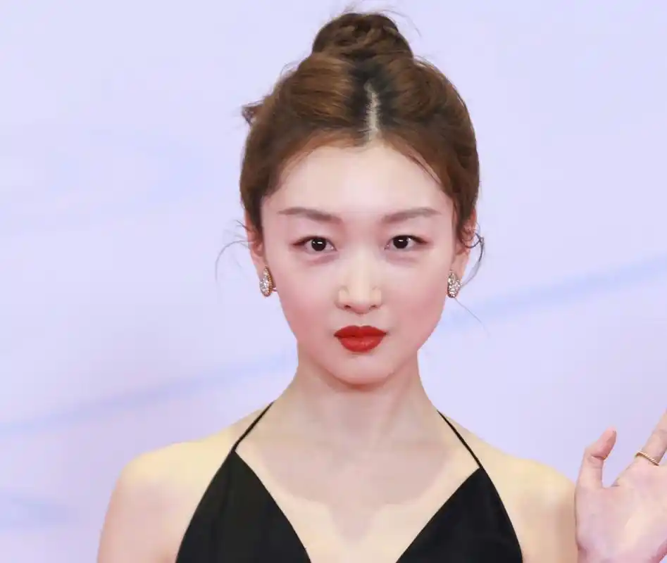 31岁周冬雨,双眼皮松了?