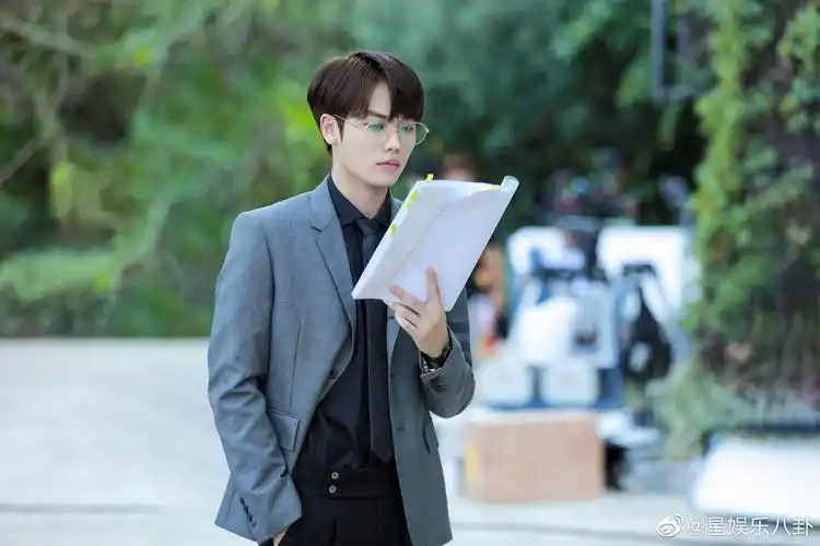 林彦俊《原来我很爱你》剧照公开: 英俊帅气的苏总……_高清图集_新浪