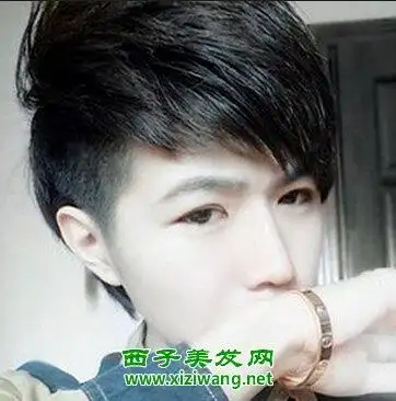 男生两边剃掉斜刘海 干净清爽又另类