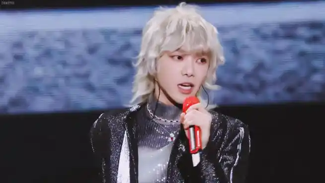 华晨宇白色狼尾造型##华晨宇非凡之夜连唱三首