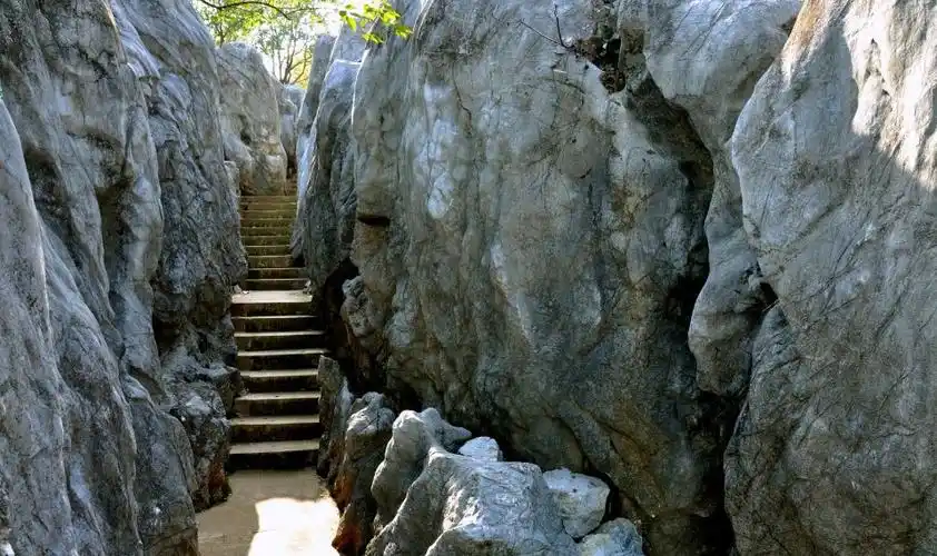 宽处有5米,狭处1米都不到,是三衢石林景区一道独特的风景线