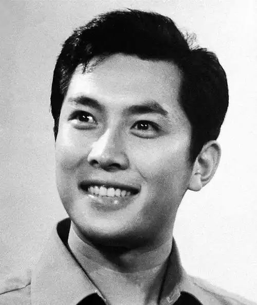 奶油小生唐国强演过30次皇帝40多次领袖堪称史上最强的男人