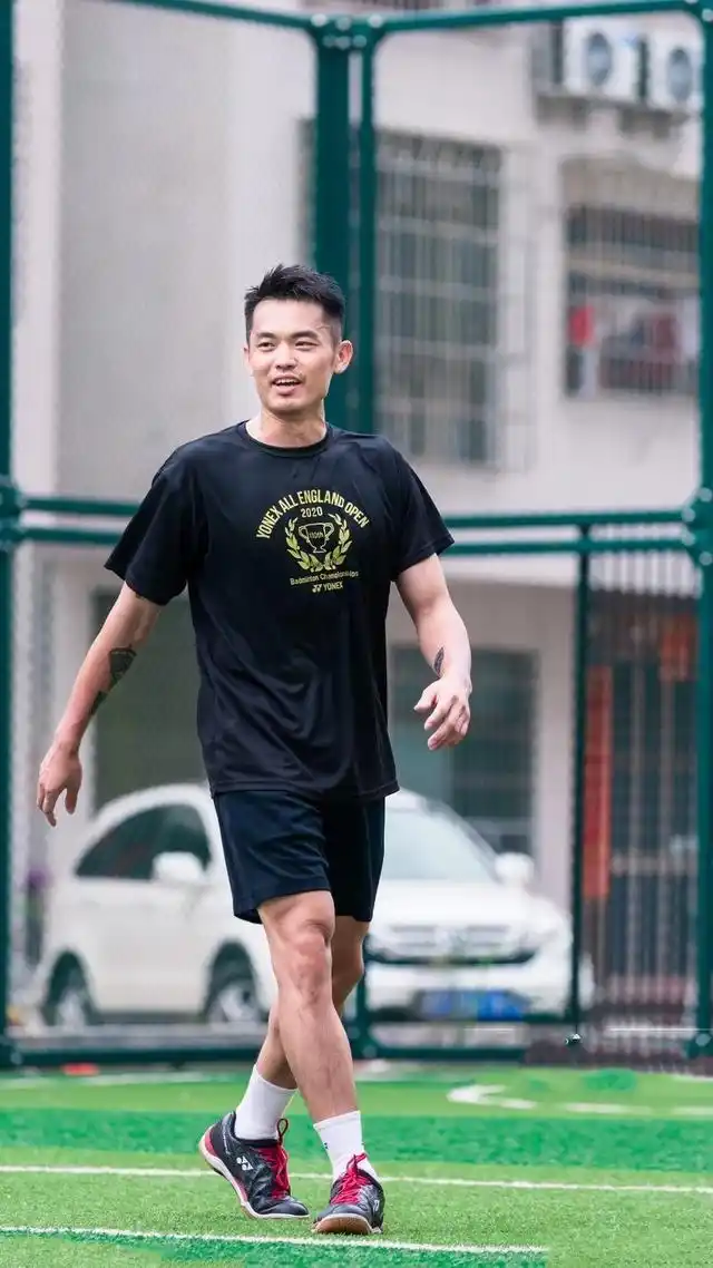 林丹退役后心情放松穿t恤背双肩包这发型身材不进时尚圈可惜