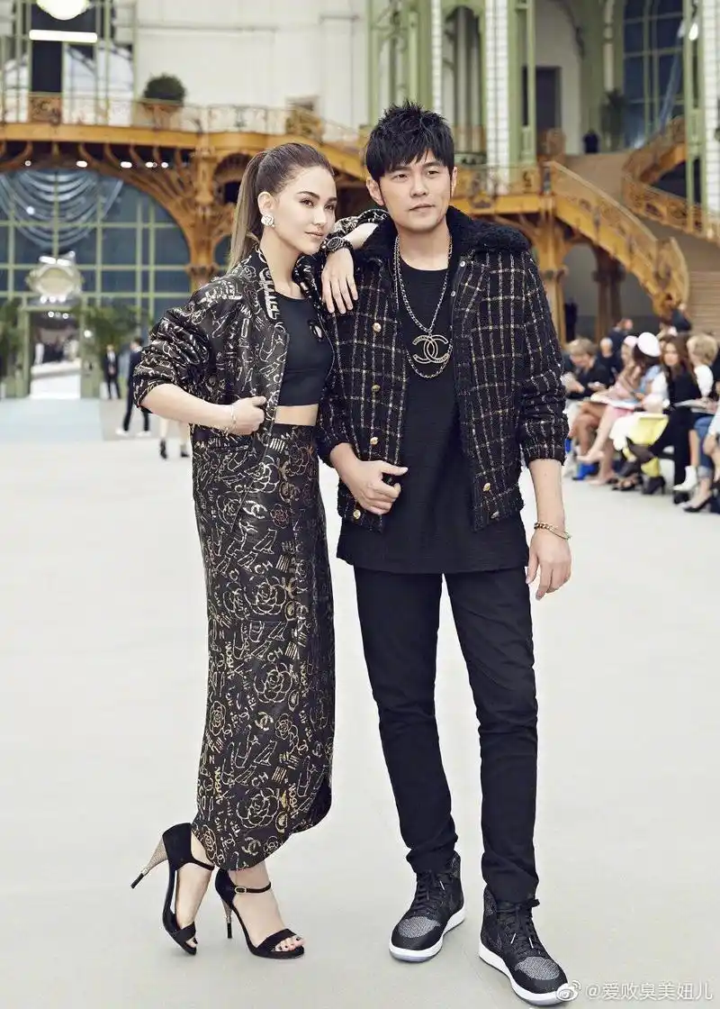 周杰伦昆凌巴黎看秀,黑金系情侣装华丽爆表