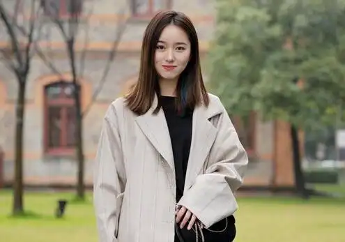 烫发型,把拉直的中长发染成栗色,低调又显白,过肩直发以中分方式梳理