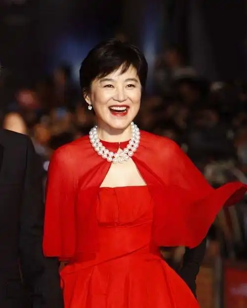 原创林青霞能看出老了穿披风难掩膀大腰圆大红裙无奈暴露身材发福