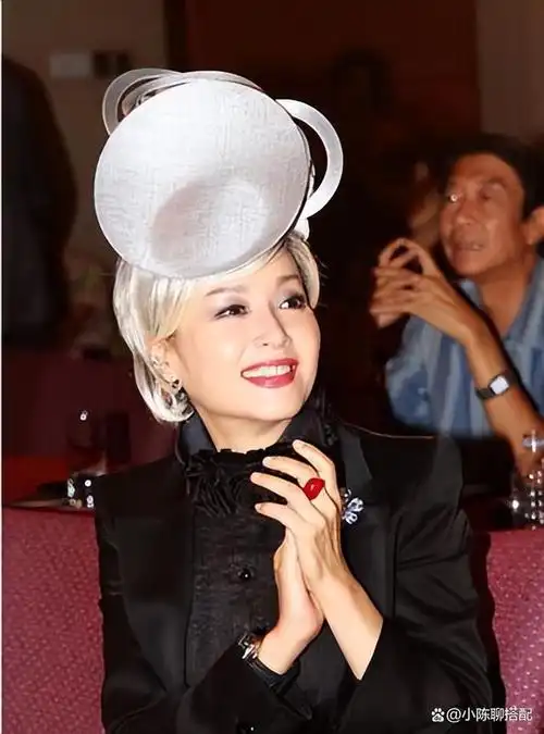 "东方梦露"恬妞,65岁身材丰满,穿衣优雅又显贵,真是风韵犹存