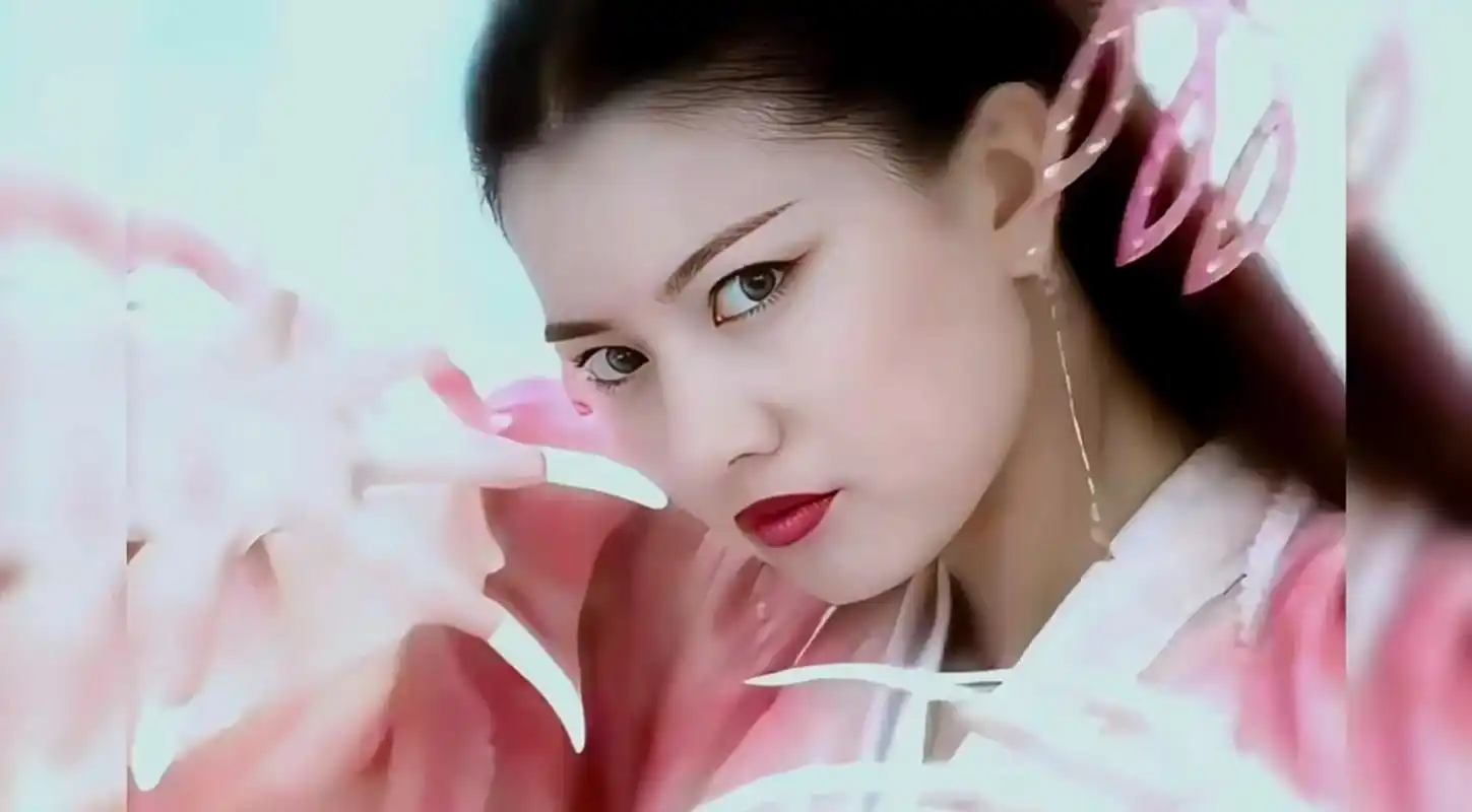 再看高圆圆的周芷若,还是会被她的美貌所震撼,清丽脱俗,人间绝色,除了