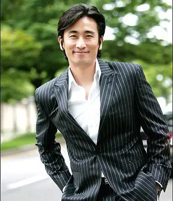 组图:车仁表帅气西服秀 刚毅俊朗帅气十足