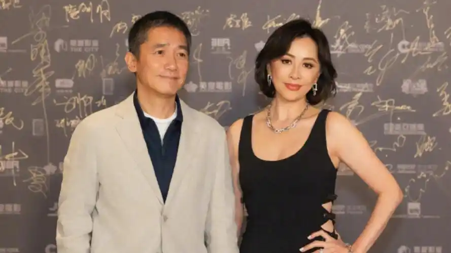 梁朝伟i人属性大爆发,与男团合影强颜欢笑,紧握双手紧张害羞