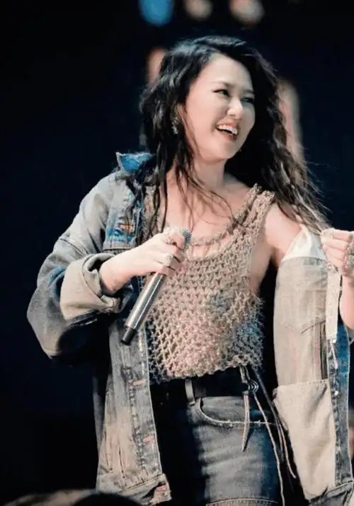 谭维维回老家给外婆过生,露出花臂纹身引热议,网友:有点吓人!