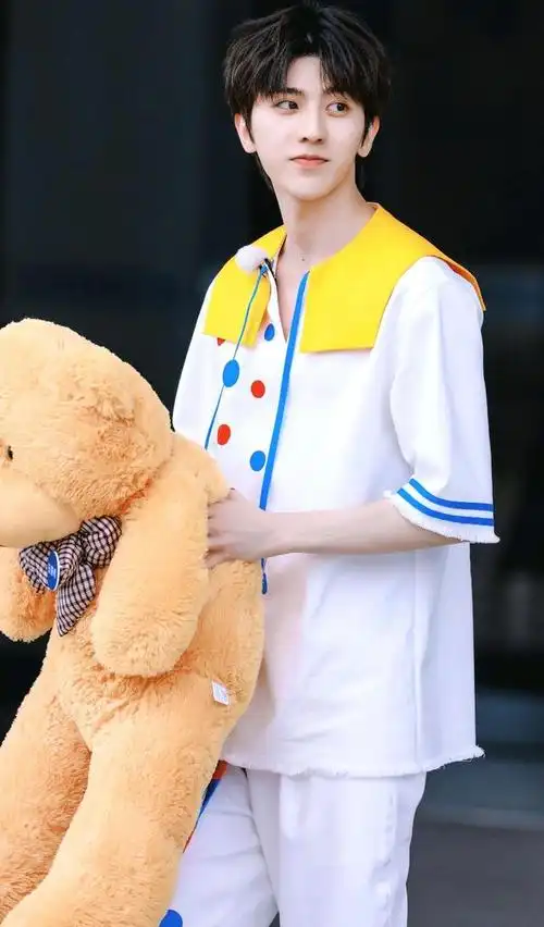 跑男路|抱着小熊的蔡徐坤看了谁不陷入