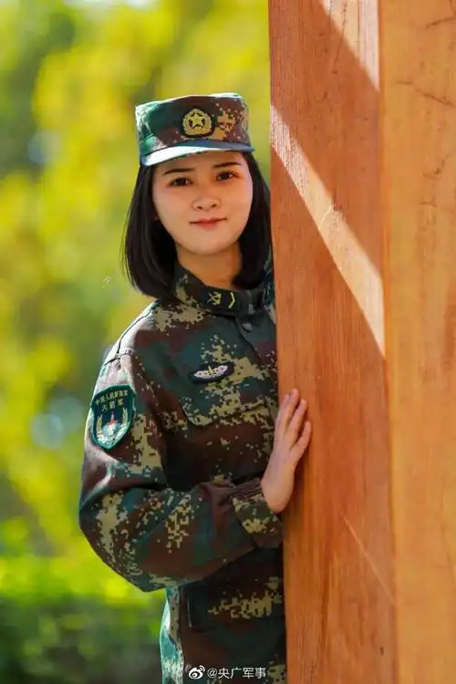 身着戎装,肩上就多了一份责任与使命,今天#妇女节#,向了不起的她们