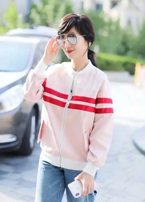 赵雅芝身穿粉色系运动范儿,减龄还特淑女,说减龄十岁相当可以_气质