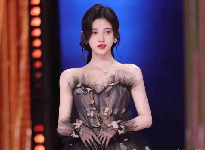 鞠婧祎直角肩太完美,却被网友质疑打了瘦肩针,实则体现她的自律_五官