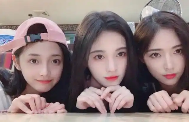 鞠婧祎许佳琪身高相差11cm,同穿旗袍,个子高有多优越!