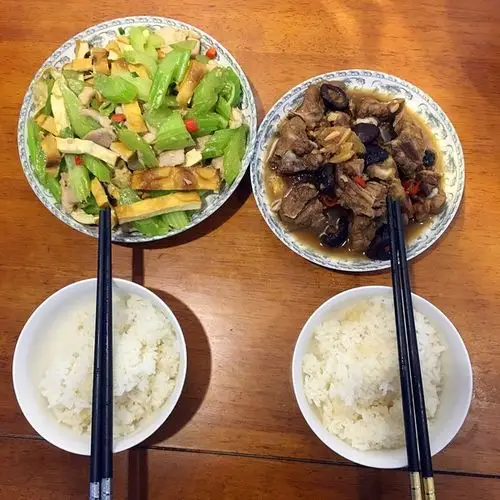 地铁里的狗做的家常便饭,简单生活