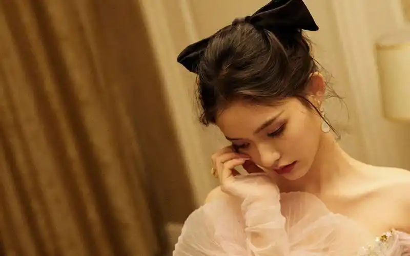 林允粉纱裙优雅写真桌面壁纸