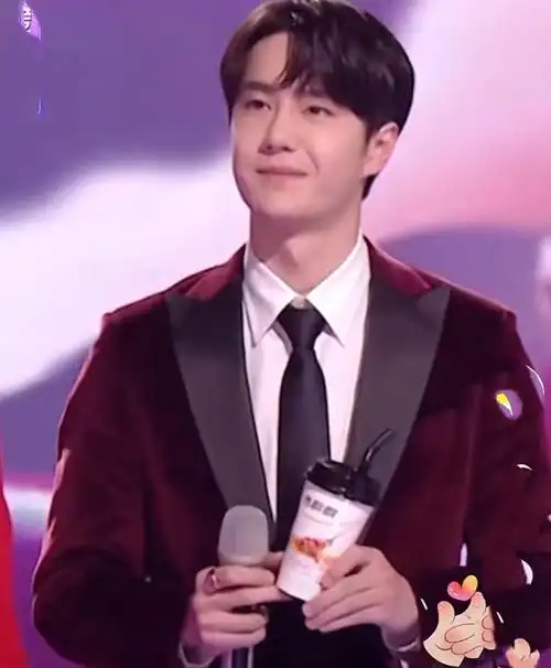 王一博跨年胖了一圈脸有点浮肿故意戴天天戒指很用心