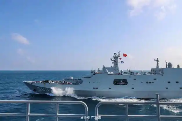 南部战区海军某登陆舰支队展开多海区练兵