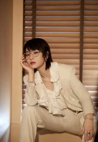 周笔畅美图来袭米白西服套装搭配荷叶边衬衫金色眼镜可飒可暖