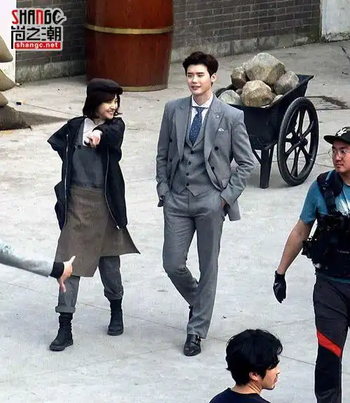 人气小花旦郑爽日前正在横店与韩国欧巴李钟硕热拍新剧,爽妹子在片场