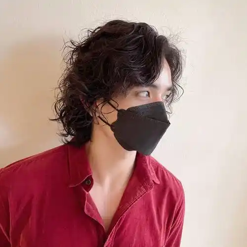 留长发的男士一般不是太多,但要拥有一头长发的话,烫一个卷还是蛮不错