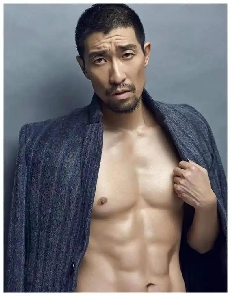 王千源,演技太好忽略了他的一身肌肉,48岁身材依然吊打小鲜肉