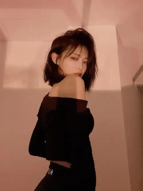 p>许佳琪(kiki),1995年8月27日出生于浙江省台州临海市,中国内地流行