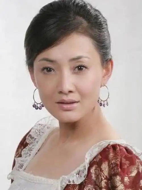 牛莉长居美国被疑移民!富人区豪宅内景曝光,50岁腹肌马甲线惊人