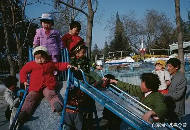 老照片带你回忆80年代的淳朴岁月,这里有80后无忧无虑的童年