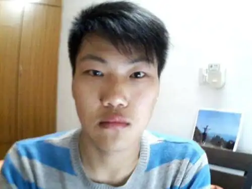 脸大,脸宽,眼镜小的男的,什么发型比较适合?