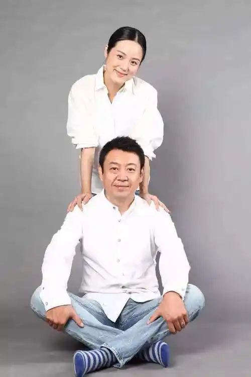 他是娱乐圈最渣主持人,10年换了5位妻子,现任是大家熟悉的她