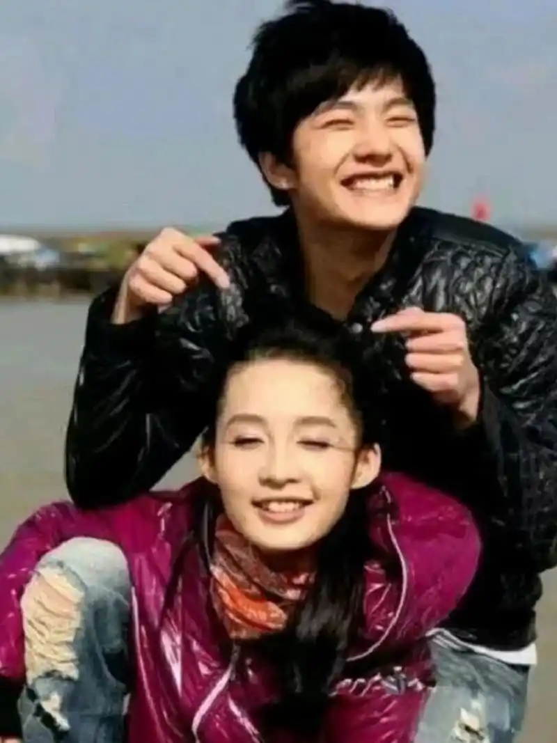 李沁和杨洋,初恋最美好的样子 昔日初恋甜蜜,如今只剩往事成灰.